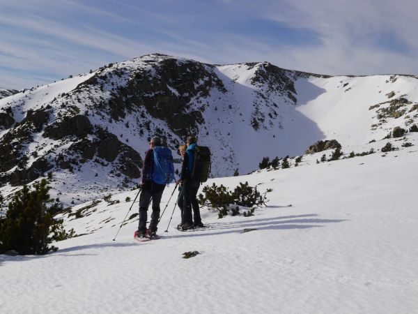 montagne avec skieurs